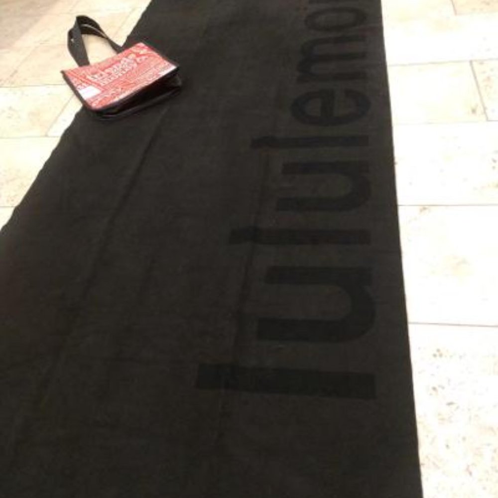 Lululemon The BIG Towel - Black w/Small Red Shopping Bag